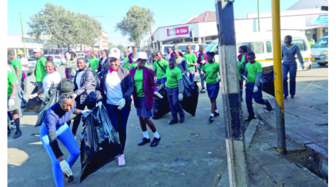 Zimbabwe College in clean-up campaign