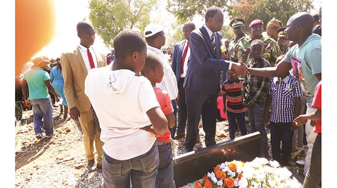 Thousands remember heroes of the struggle