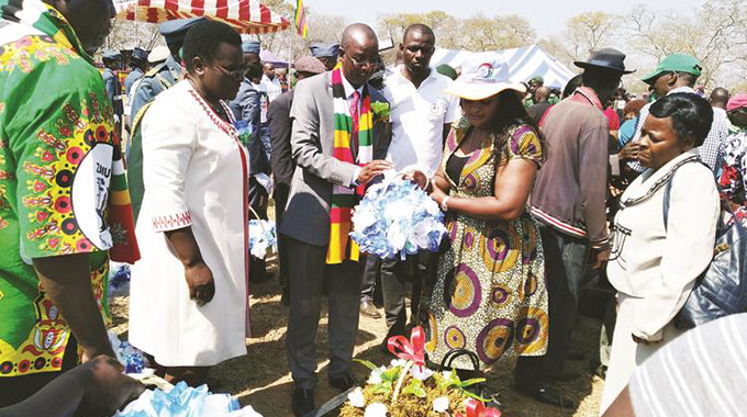 Thousands salute gallant heroes