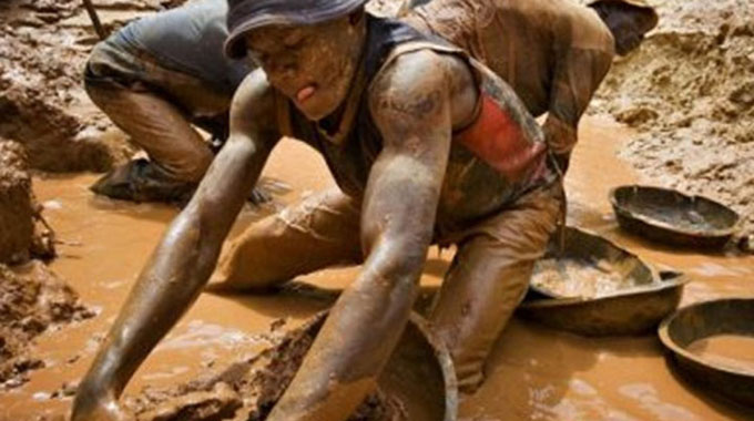 Illegal gold panners defy directive