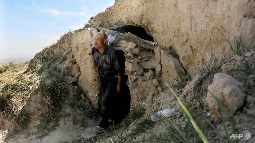 Chinese shepherd hailed for saving distressed runners