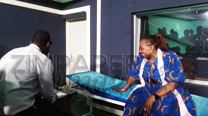 Journalists undergo breast cancer screening