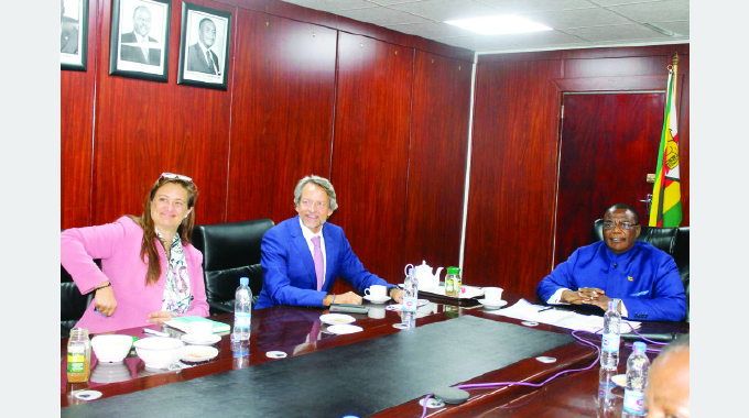 EU praises Zim re-engagement