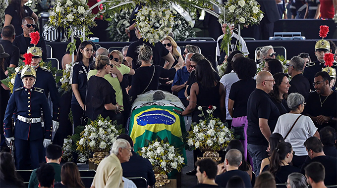 Fans bid final farewell to King Pele