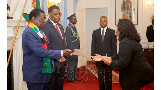 Australian ambassador presents credentials