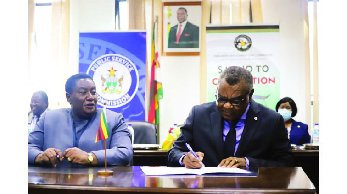 Public Service top officials sign integrity pledge