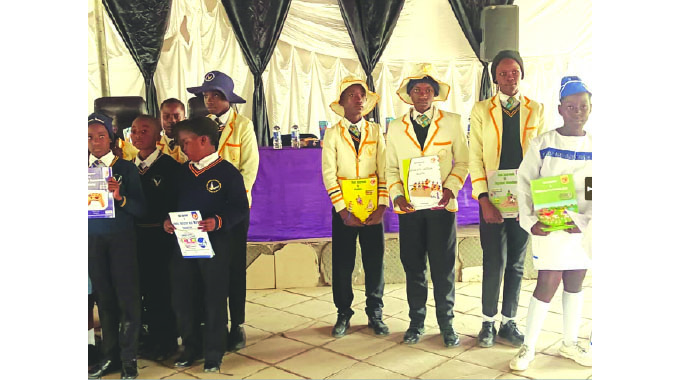 Herentals Primary pupils benefit from textbook distribution