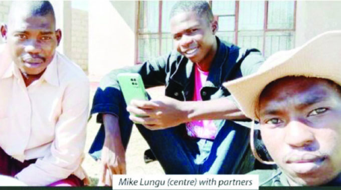 Student entrepreneurs turn plastics into bricks