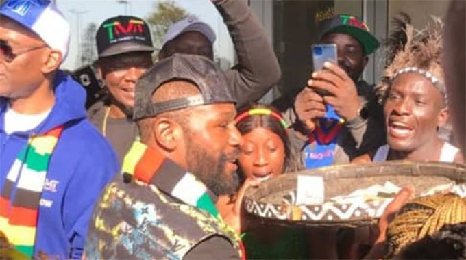 Mayweather arrives in Zim
