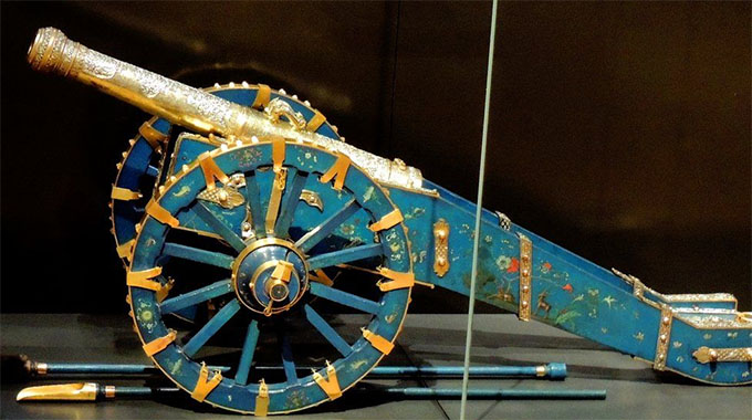 Dutch to return stolen treasures