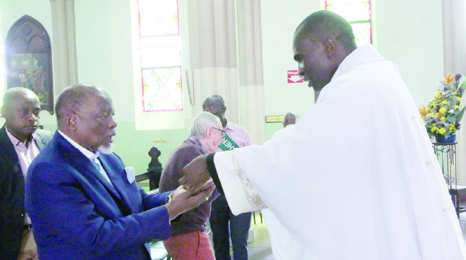 Chissano attends Catholic mass