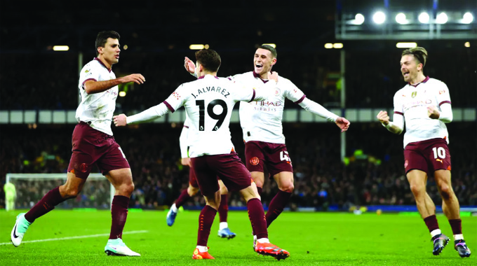 Man City sitting pretty as title rivals slump