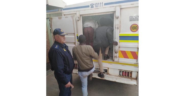 SAPS operation nets 176 Zimbabwean border jumpers