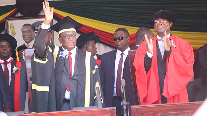 President caps 6 778 at UZ