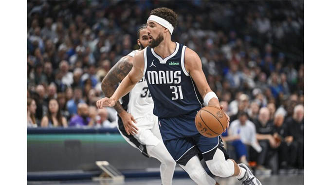 Thompson sets Mavericks record in debut win