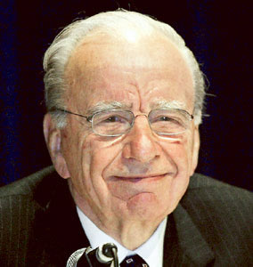 Murdoch in London to tackle scandal