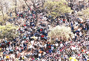 Thousands throng heroes Acre