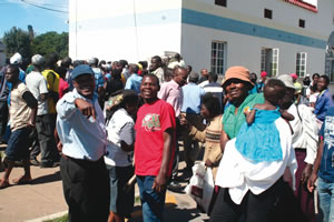 Female rape suspects: Scores besiege police station