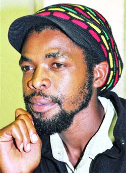 Cocoa Tea look-alike mobbed in city pub