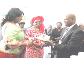 First Ladies tour draws crowds at stands