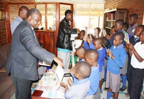Usiba Publishers donate books