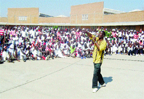 Black Umfolosi enthral prisoners