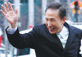 Japan turns up heat in South Korea row