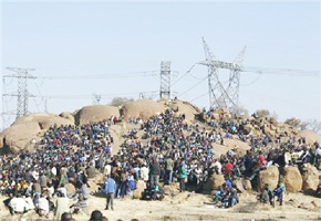 SA police, striking miners negotiate truce
