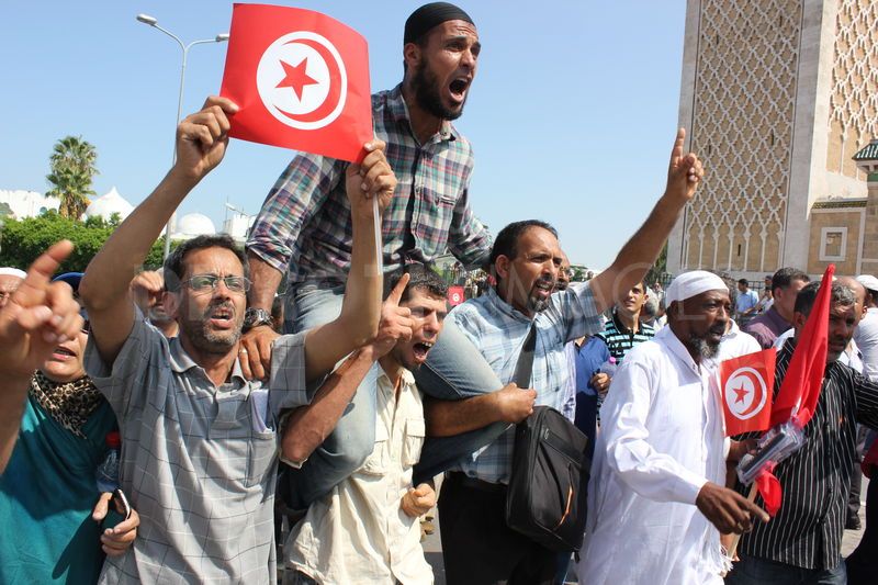 Army seals off Tunis square after rival protesters clash