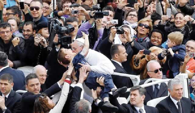 Thousands celebrate Easter in Holy Land