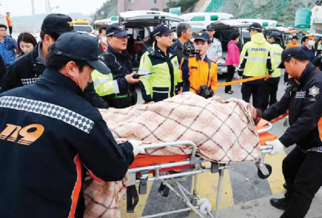 Hundreds missing after South Korea ship sinks