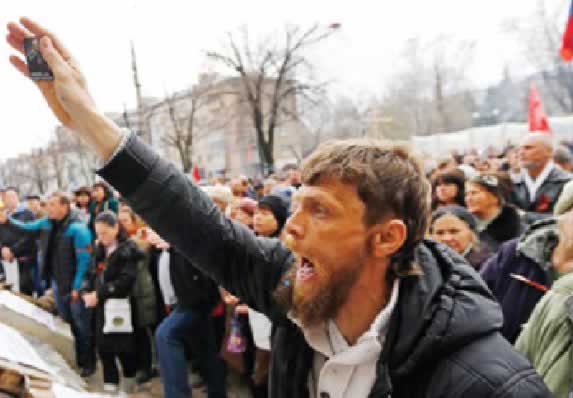 Ukraine separatists parade seized observers