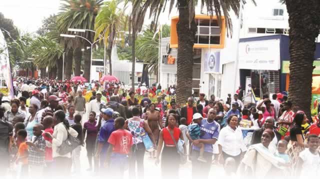 Thousands throng Trade Fair