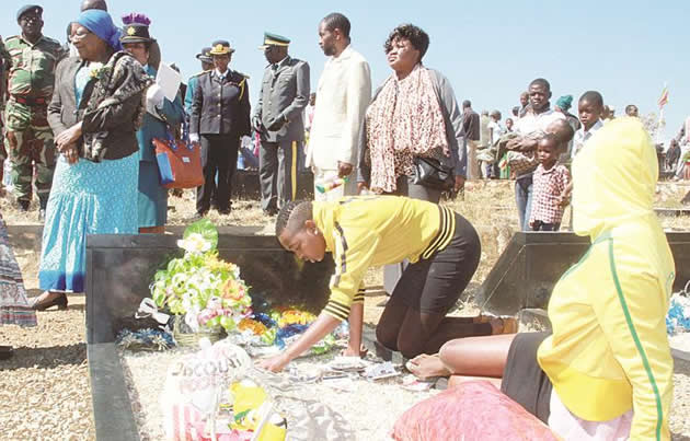 Thousands remember heroes