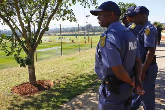 5 SA cops nabbed at border