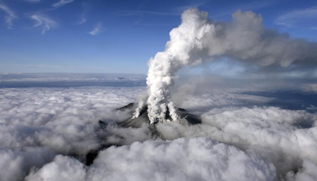Japan volcano: Rescue teams find 31 bodies