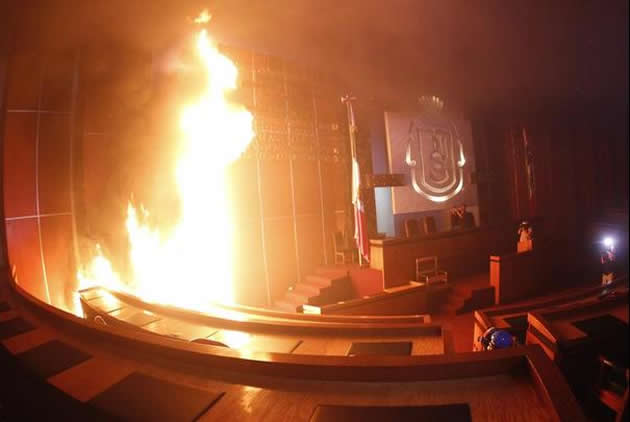 Mexico protesters torch state assembly