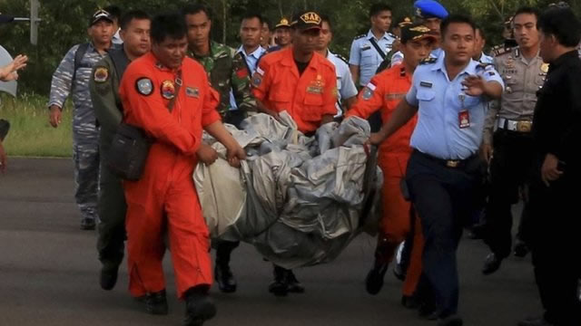 Bad weather hampers AirAsia recovery mission