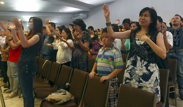 Prayers held as divers wait to check AirAsia site