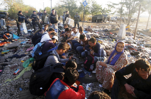 Greek refugees flow into Macedonia