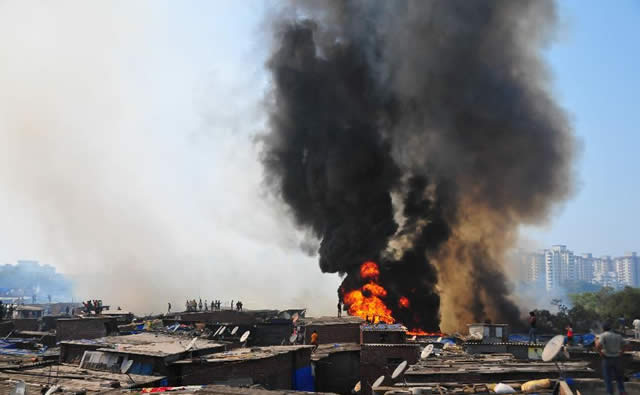 Fire razes Mumbai slum