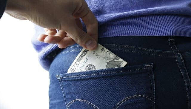 Soldier loses bonus, pay to pickpockets