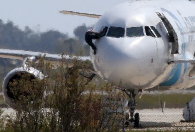 EgyptAir hijacker surrenders