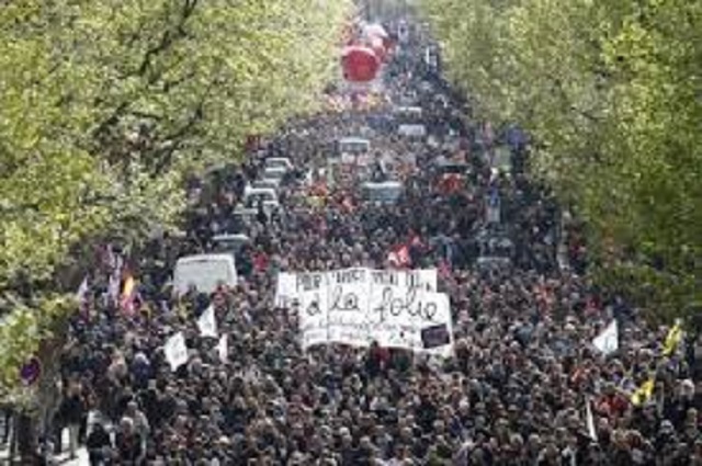 Eiffel Tower shut: Thousands protest against labour laws in Paris
