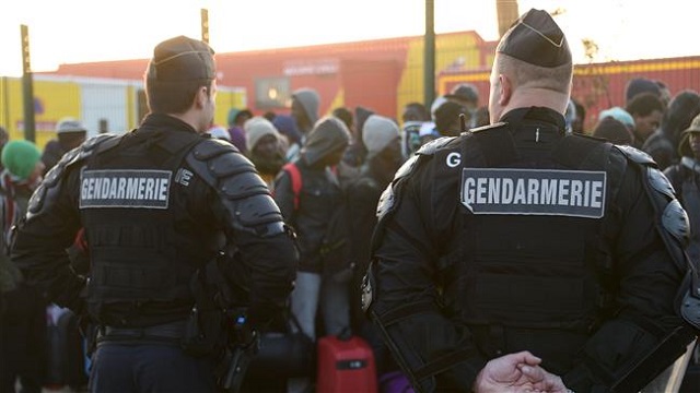France deploys troops to raze refugee camp