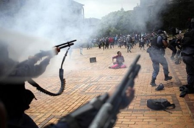 Police fire rubber bullets at rock throwing Wits students