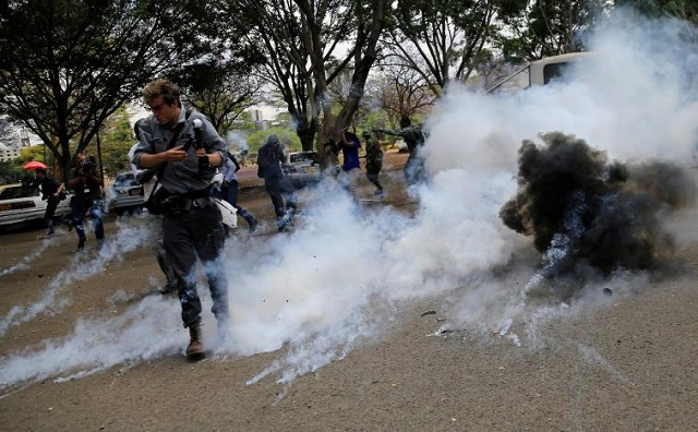 Kenyan cops teargas protesters