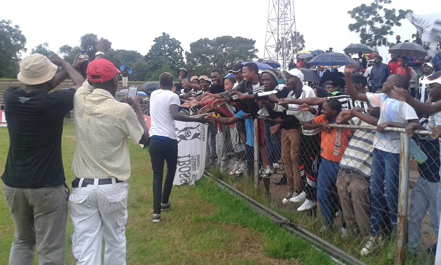 Mutuma given hero’s welcome