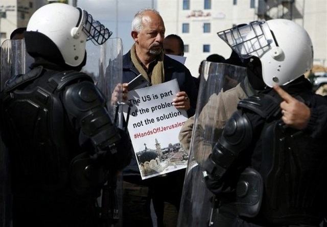 Palestinian protesters throw eggs at US politicians visiting Ramallah