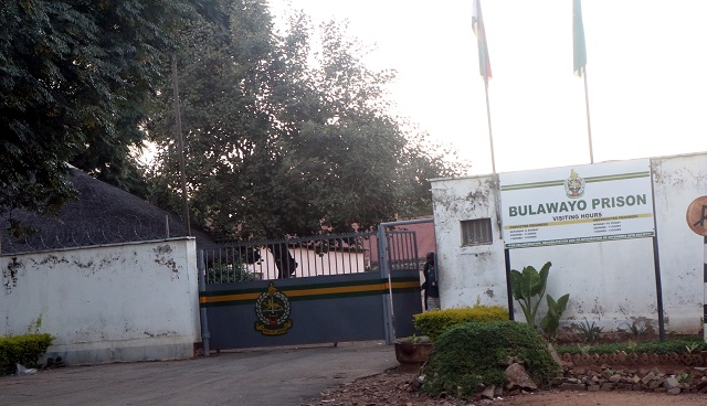 Jailbreak pair nabbed on way to border